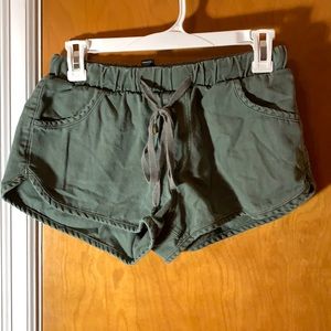 Elastic waste shorts